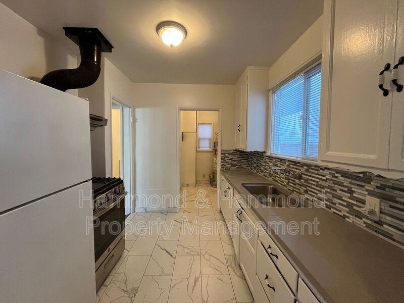 12243 Magnolia Blvd - Photo 6 of 13