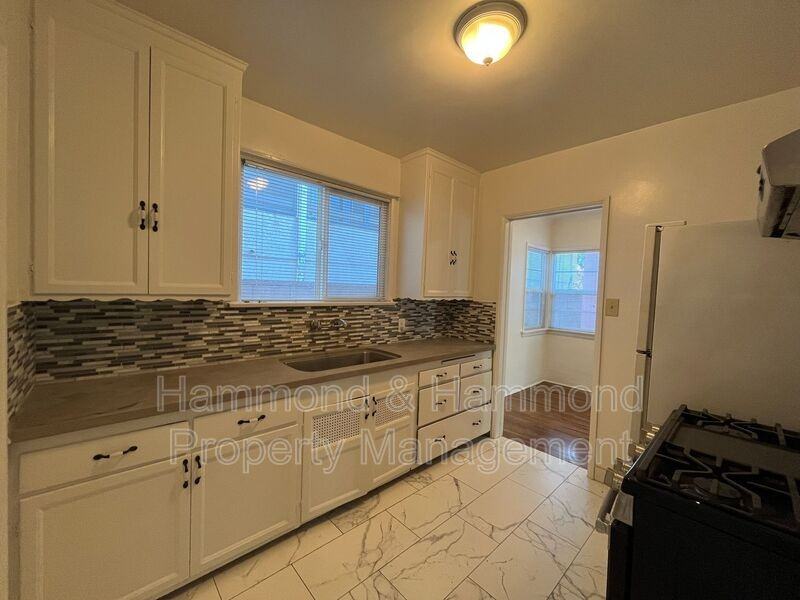 12243 Magnolia Blvd - Photo 7 of 13