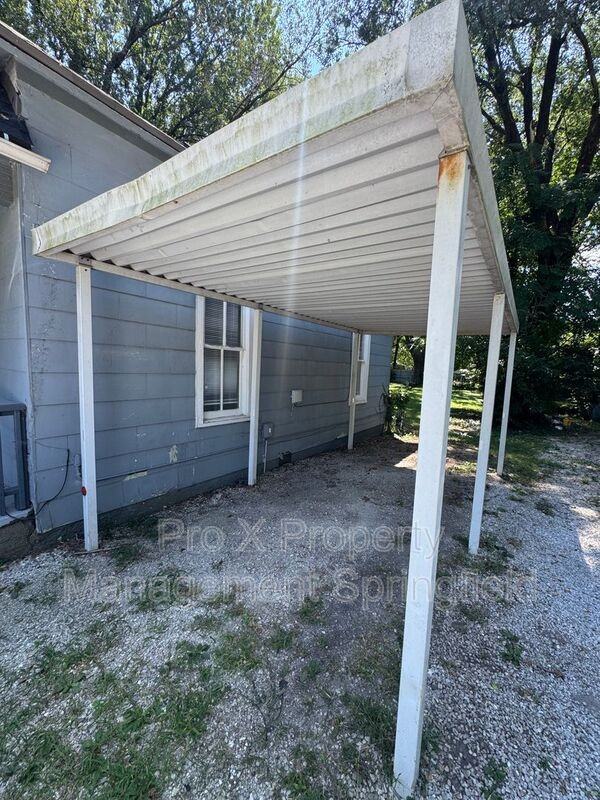 618 W Calhoun St - Photo 2 of 15