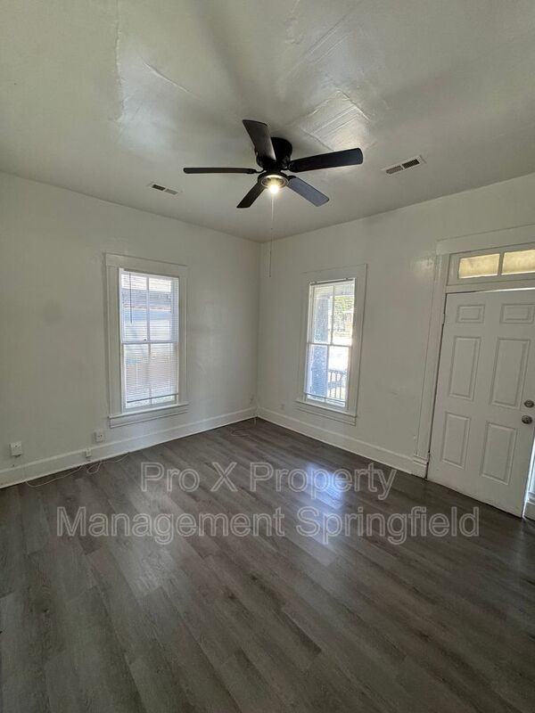 618 W Calhoun St - Photo 3 of 15