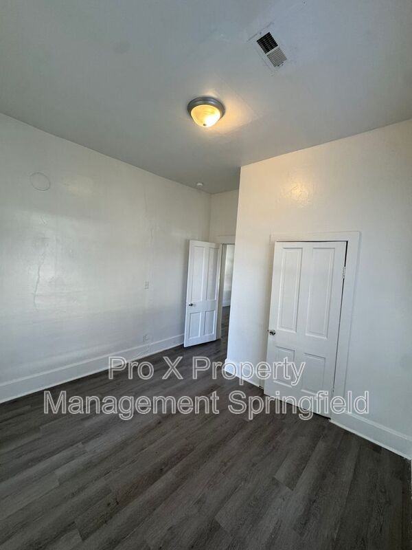 618 W Calhoun St - Photo 6 of 15