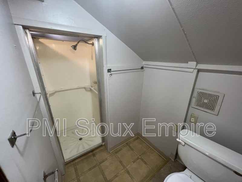 1304 E 4th St #1 - Photo 7 of 12