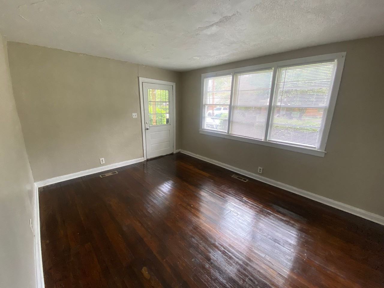 1035 Fisk Ave - Photo 4 of 13