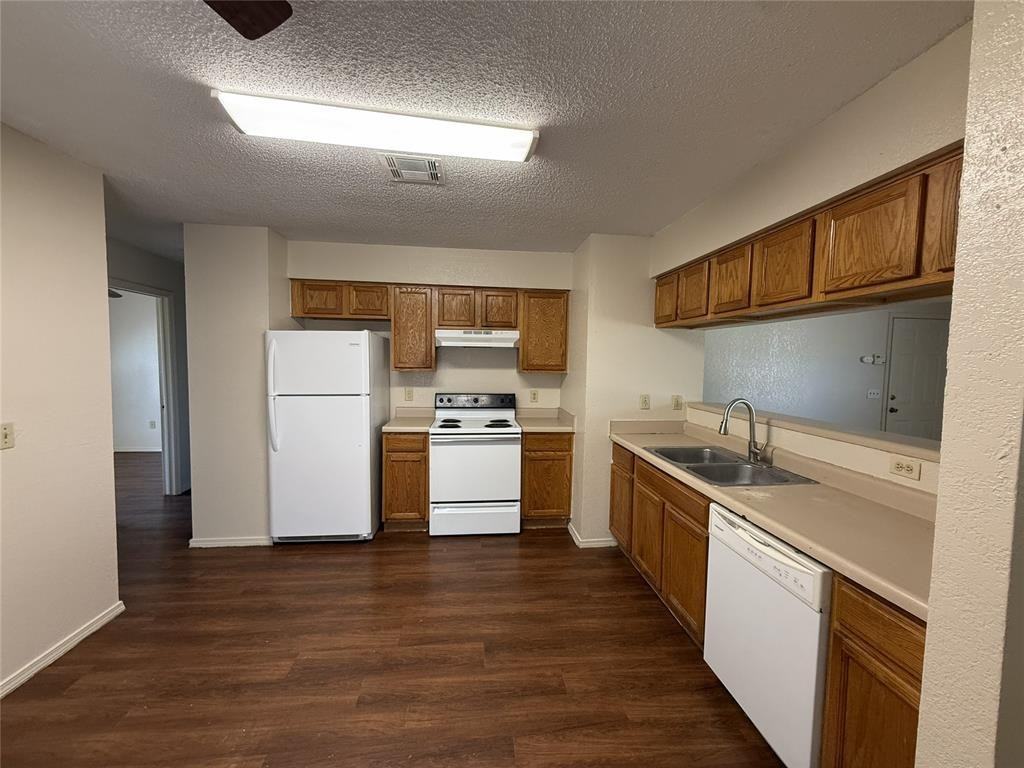 200 Brad St - Photo 4 of 10
