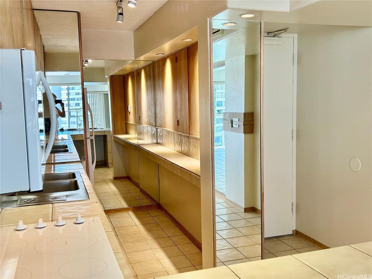 1645 Ala Wai Blvd #903 - Photo 4 of 19