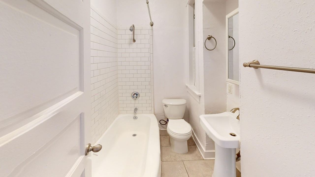 Broadway Apartments... Great Location...Remodeled...CALL NOW! - Photo 7 of 7