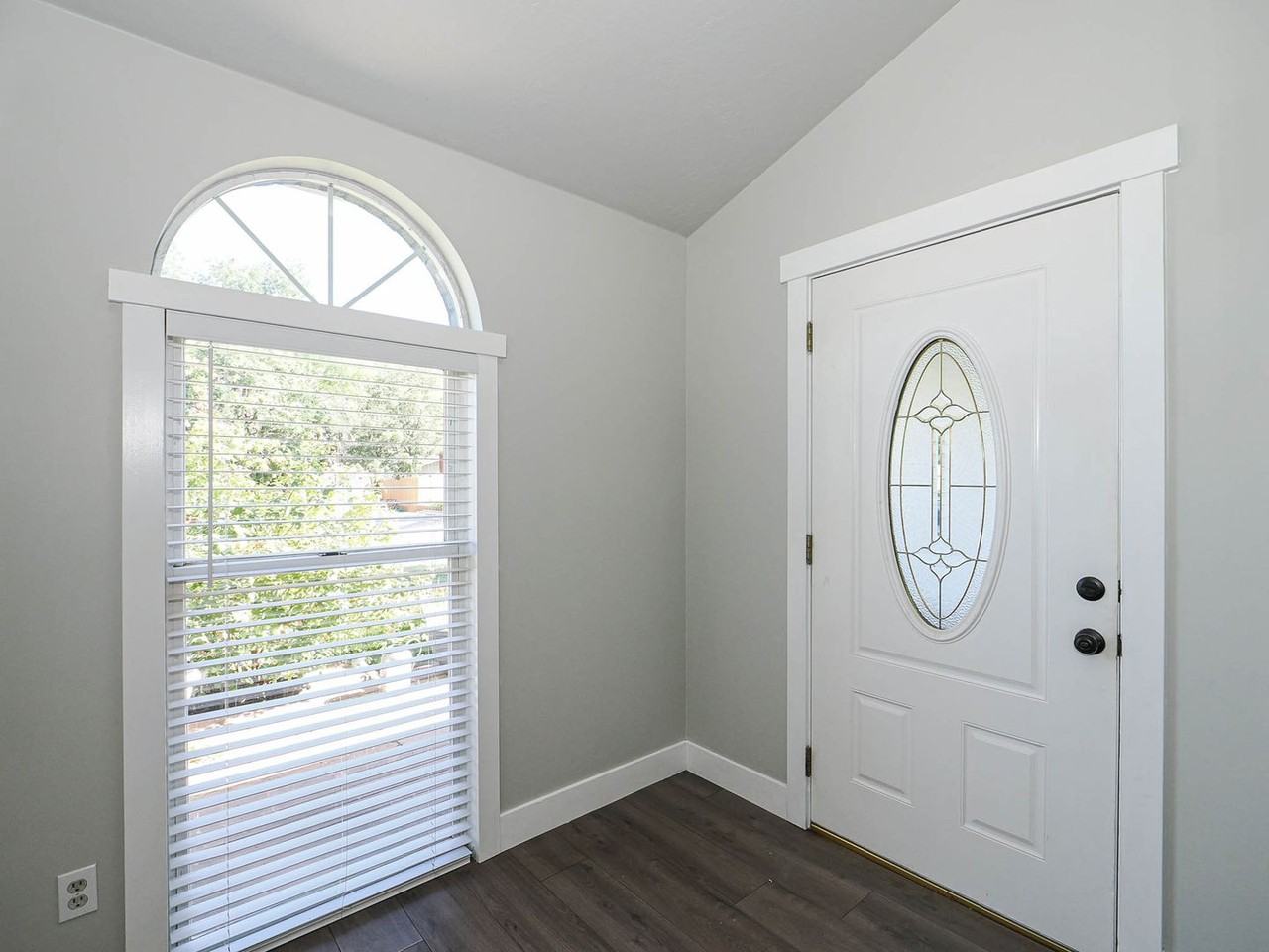 408 E 775 N - Photo 4 of 50