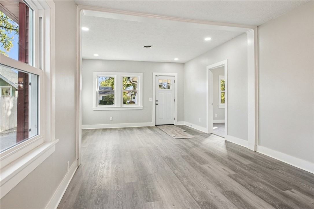439 Crossfield Rd - Photo 4 of 28