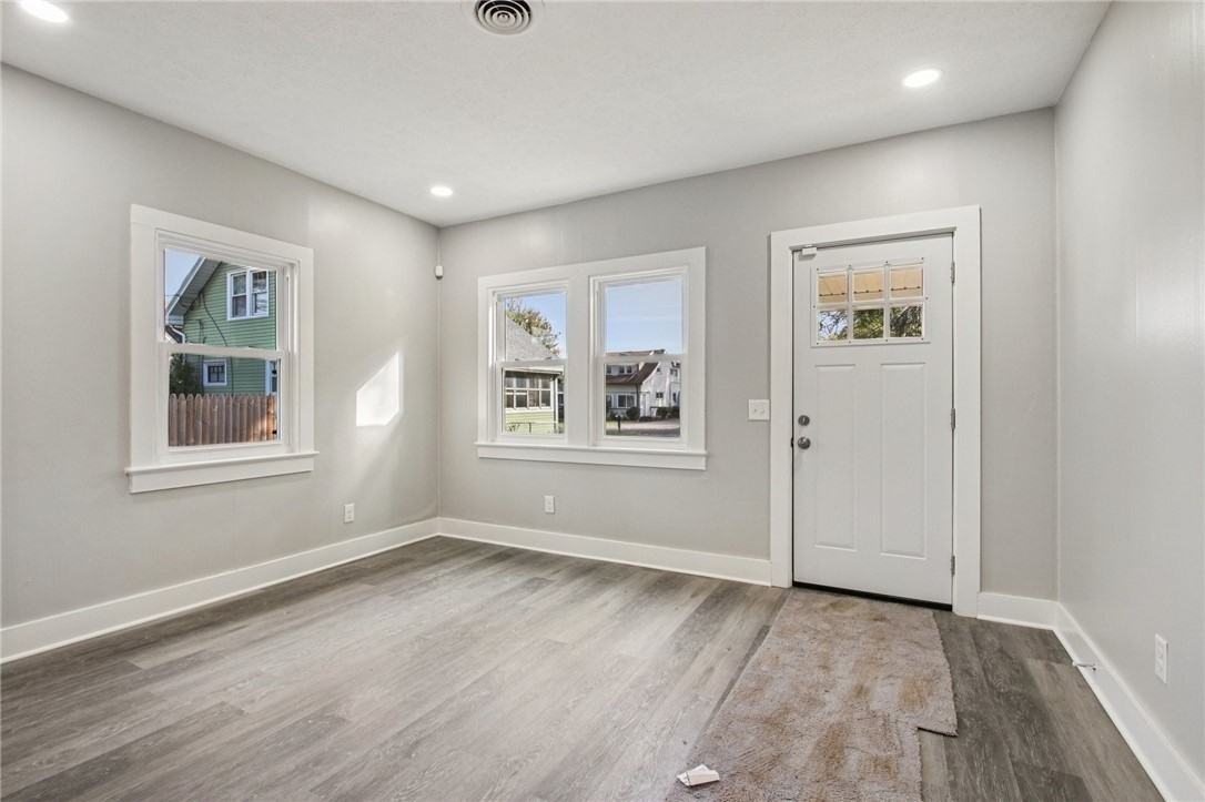 439 Crossfield Rd - Photo 5 of 28