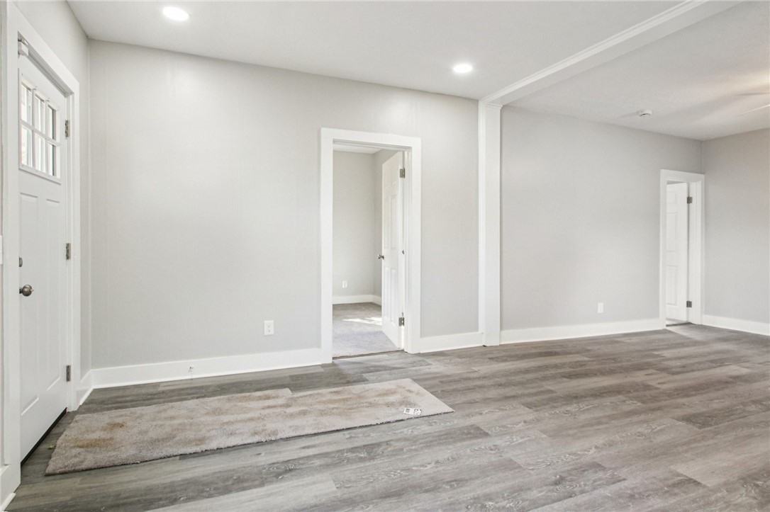 439 Crossfield Rd - Photo 7 of 28
