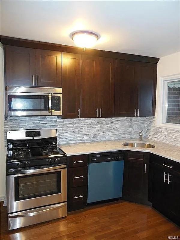 222 Throggs Neck Blvd - Photo 3 of 14