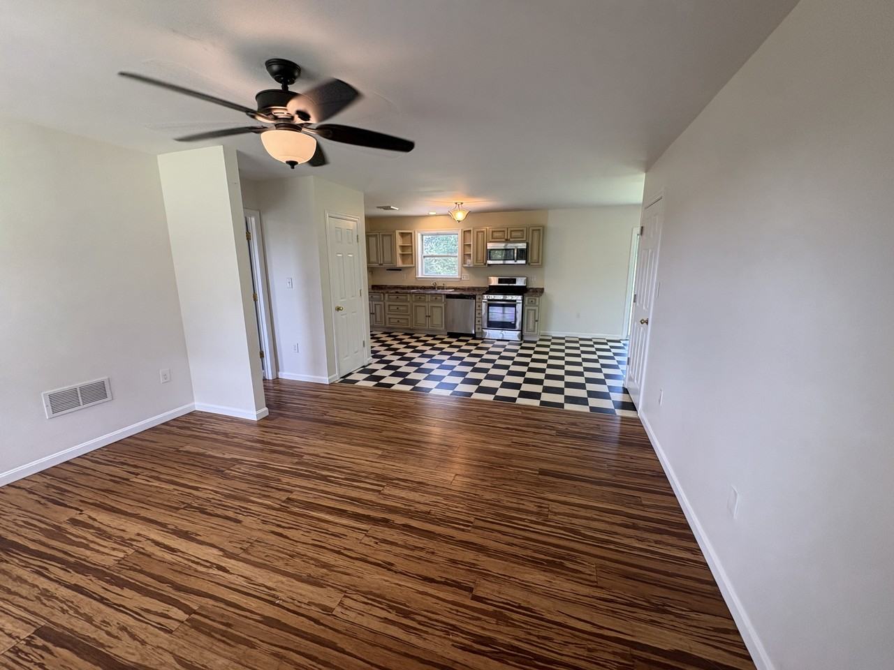 138 Lilly Rd - Photo 4 of 19