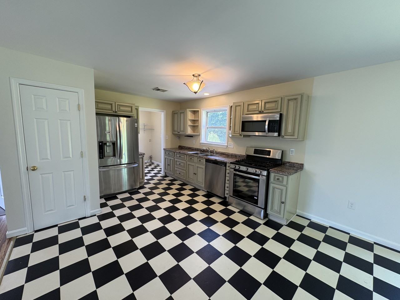138 Lilly Rd - Photo 6 of 19