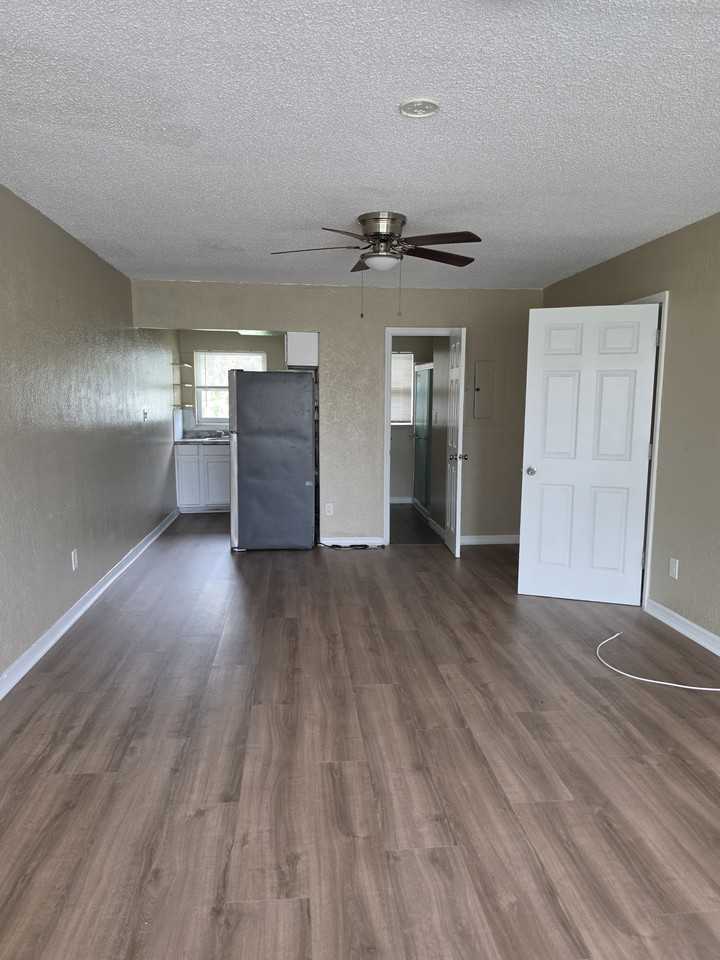 1382 Franklin St - Photo 3 of 25