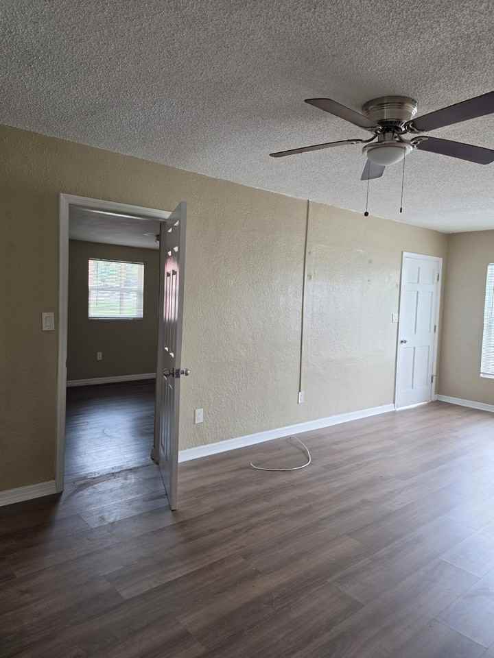 1382 Franklin St - Photo 4 of 25
