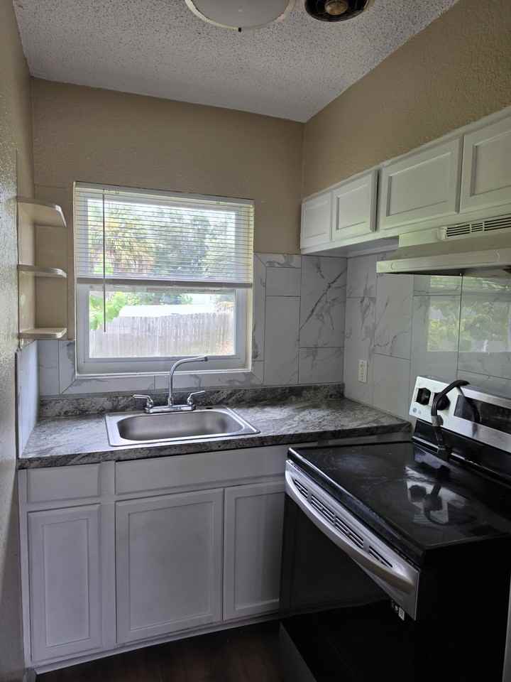 1382 Franklin St - Photo 7 of 25