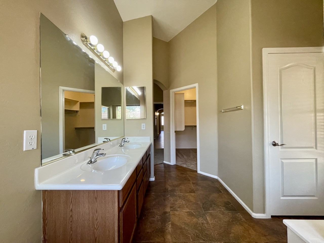 16143 W Hilton Ave - Photo 2 of 30