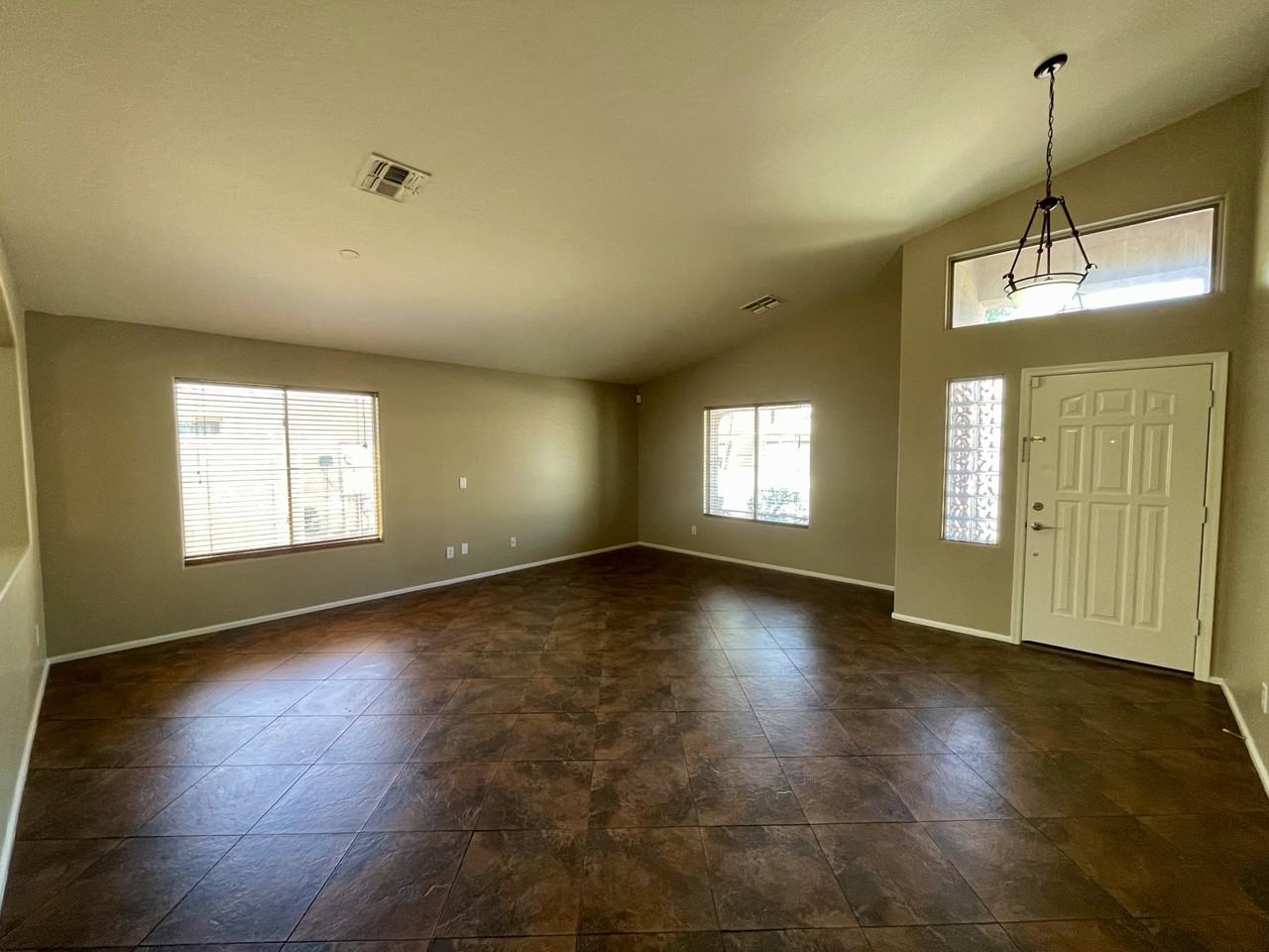 16143 W Hilton Ave - Photo 4 of 30