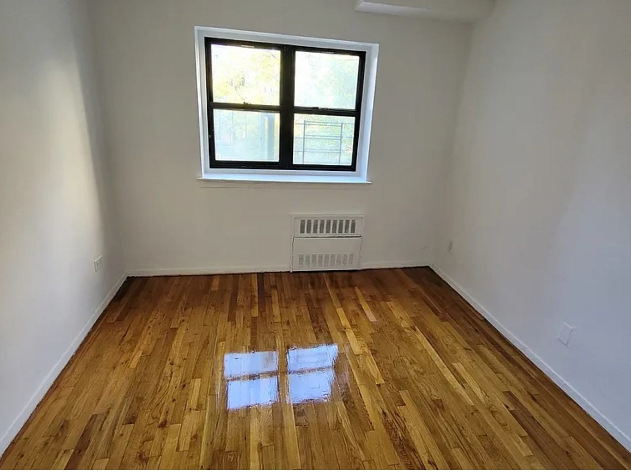 2875 Bainbridge Ave - Photo 4 of 5