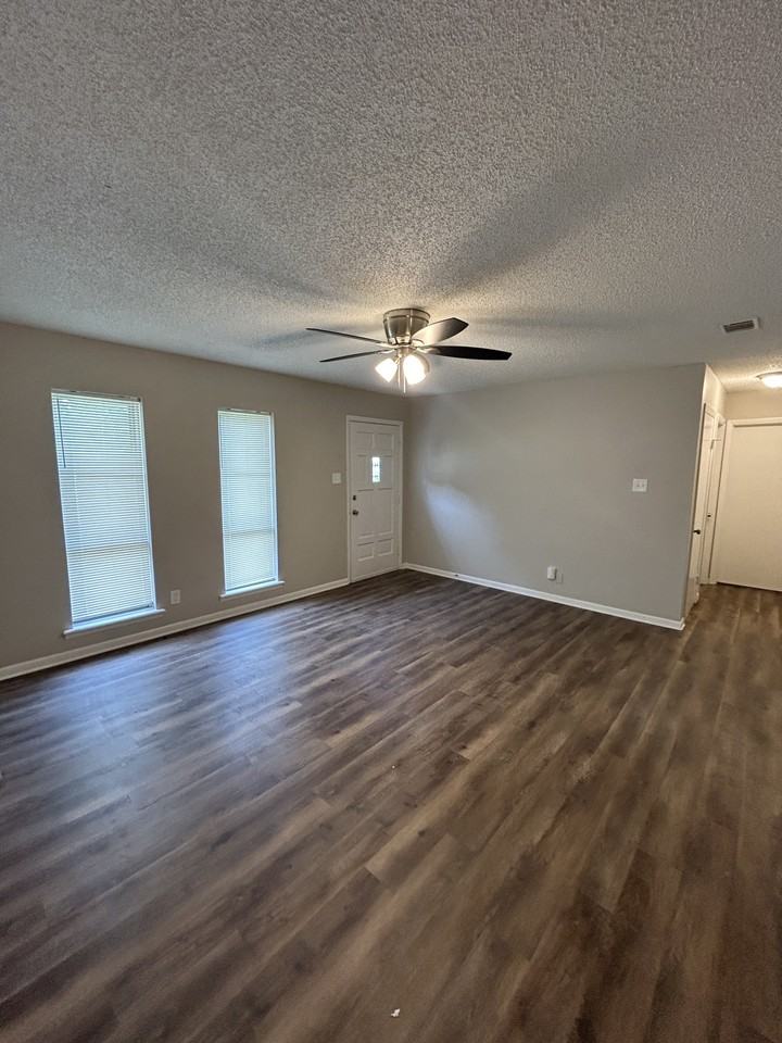 205 Timberline Dr - Photo 2 of 11