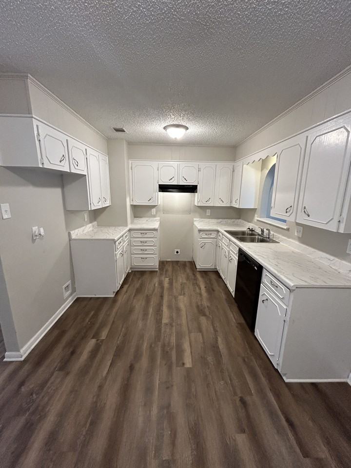 205 Timberline Dr - Photo 3 of 11