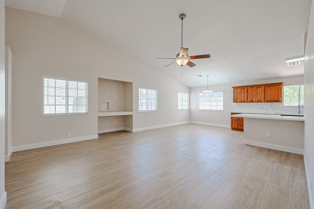10021 N 66th Ave - Photo 3 of 32