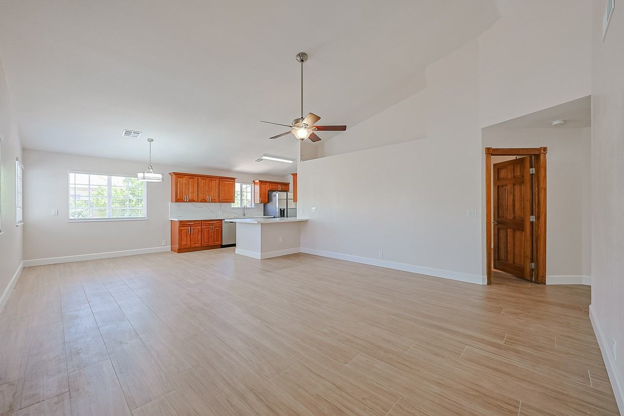 10021 N 66th Ave - Photo 4 of 32