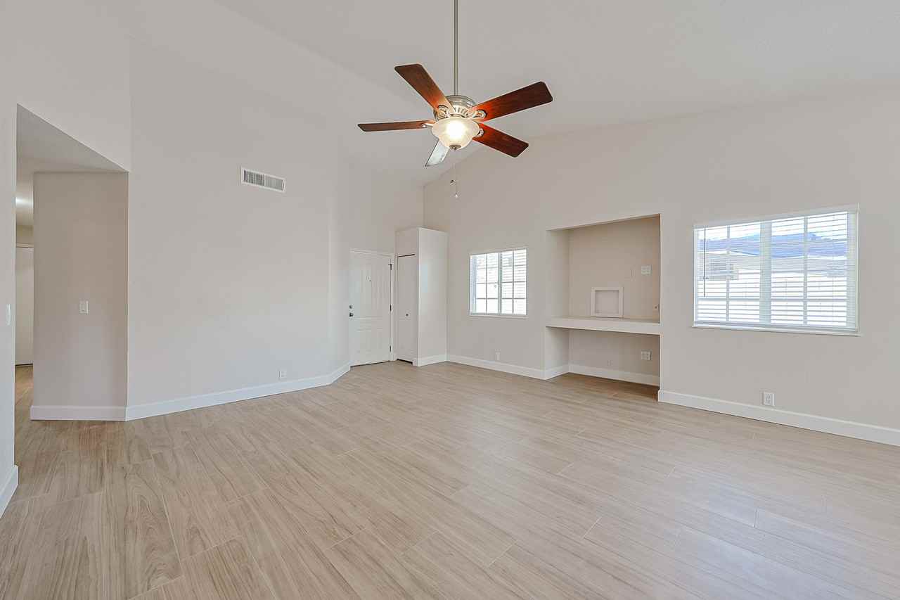 10021 N 66th Ave - Photo 5 of 32