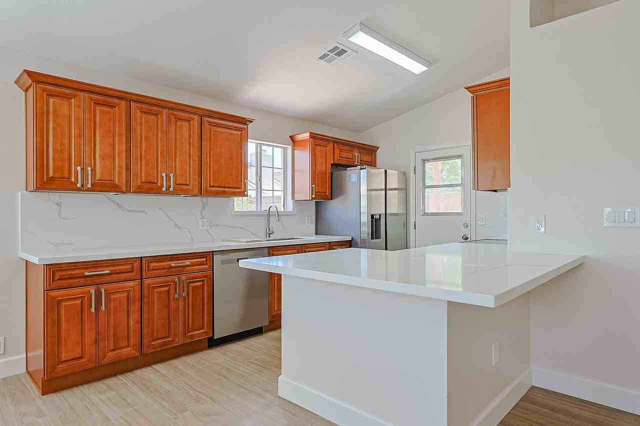 10021 N 66th Ave - Photo 6 of 32