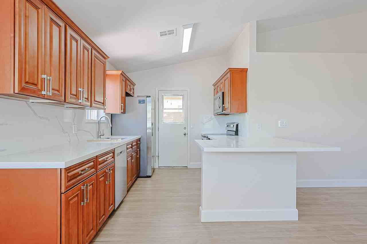10021 N 66th Ave - Photo 7 of 32