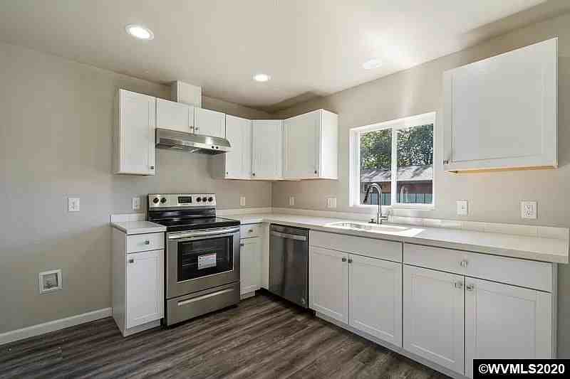 2486 Simpson St Se - Photo 3 of 10