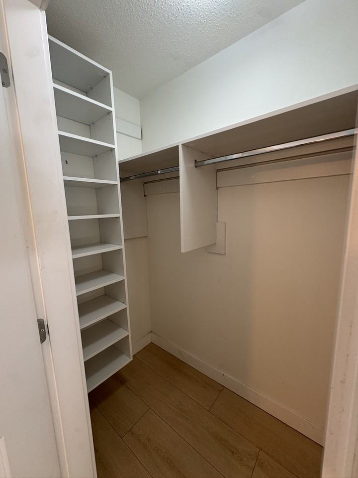 2038 Sandalwood Cres - Photo 6 of 14