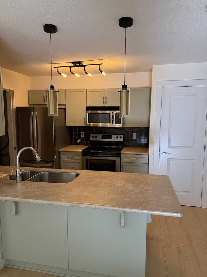 2038 Sandalwood Cres - Photo 4 of 14