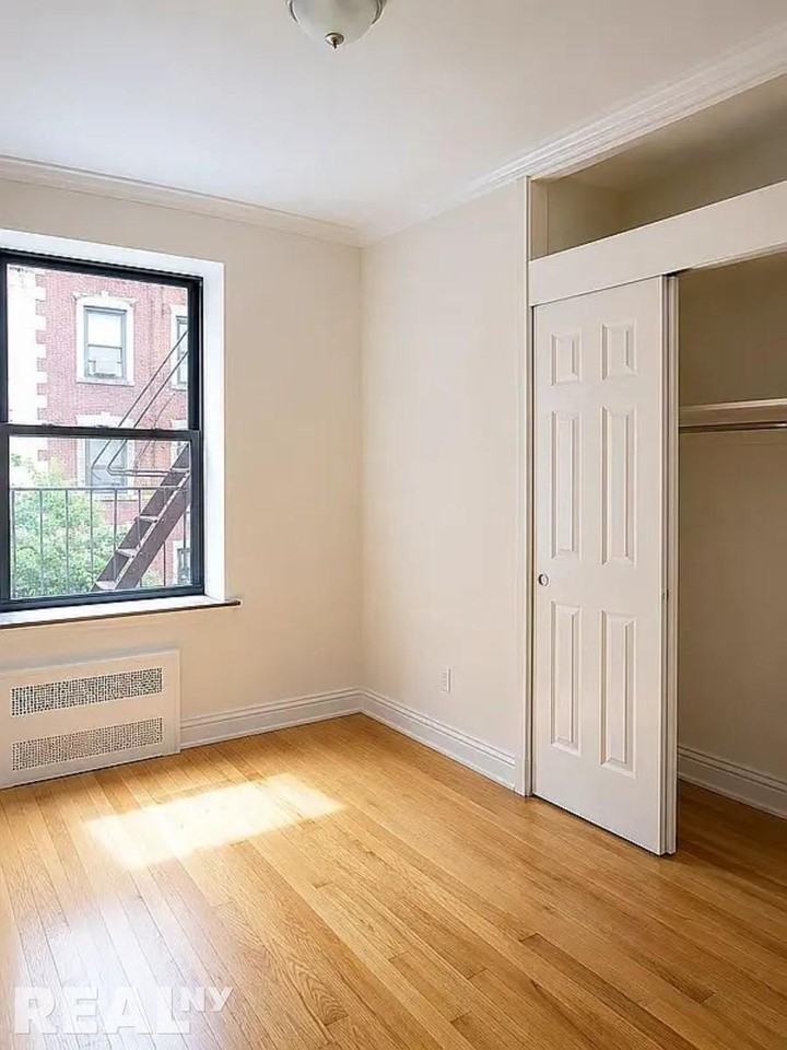 W 103rd St #5D - Photo 3 of 6