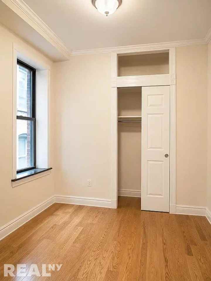 W 103rd St #5D - Photo 4 of 6
