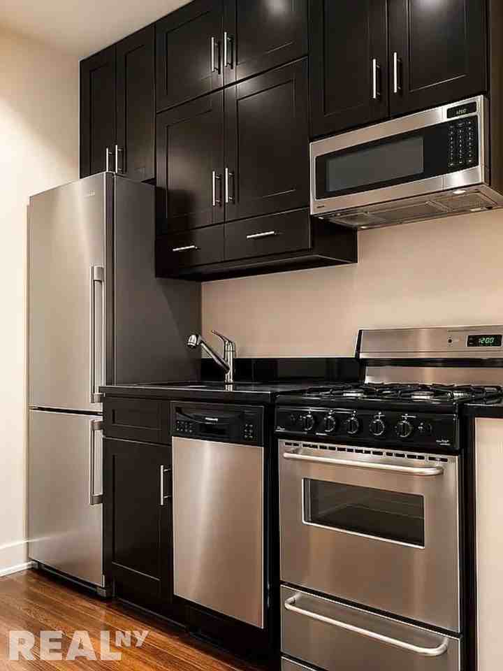W 103rd St #5D - Photo 5 of 6