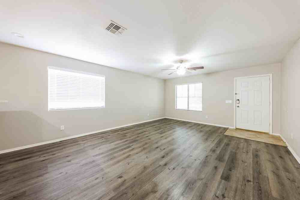 15955 W Winchcomb Dr - Photo 4 of 16