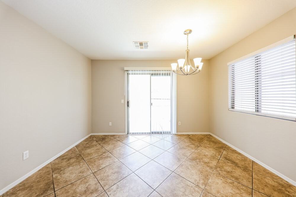 15955 W Winchcomb Dr - Photo 5 of 16