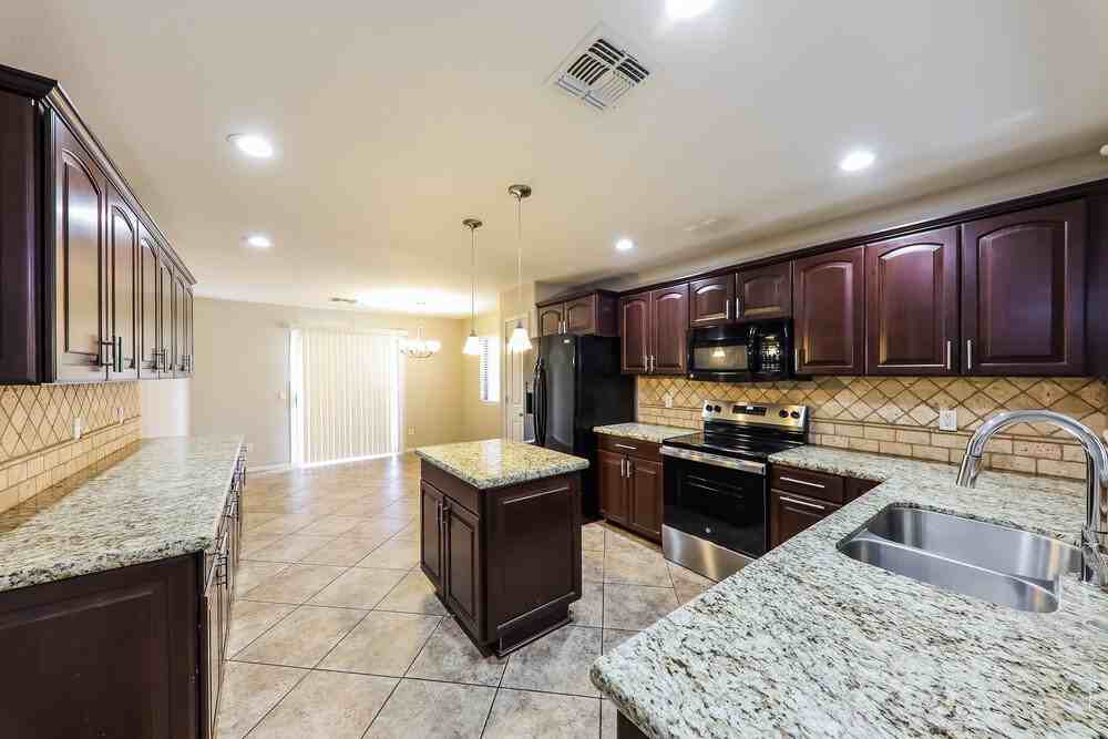 15955 W Winchcomb Dr - Photo 6 of 16