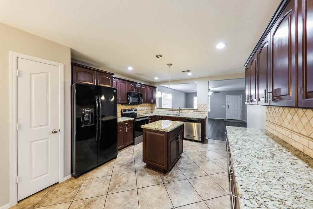 15955 W Winchcomb Dr - Photo 7 of 16