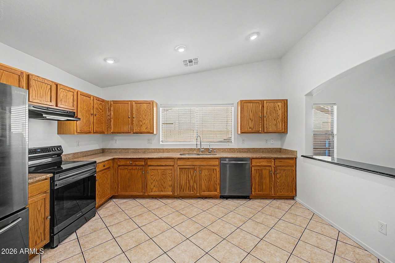 9631 W Kirby Ave - Photo 3 of 33