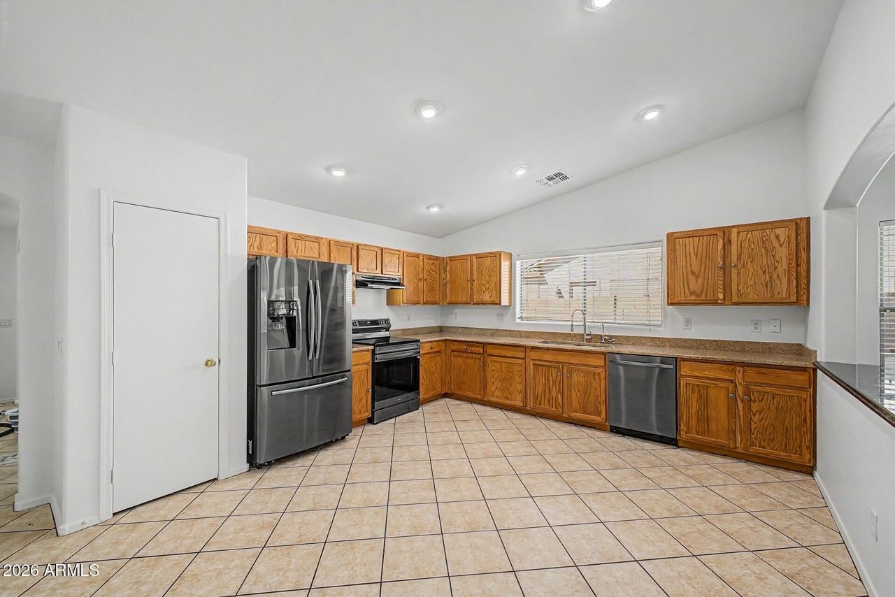 9631 W Kirby Ave - Photo 2 of 33