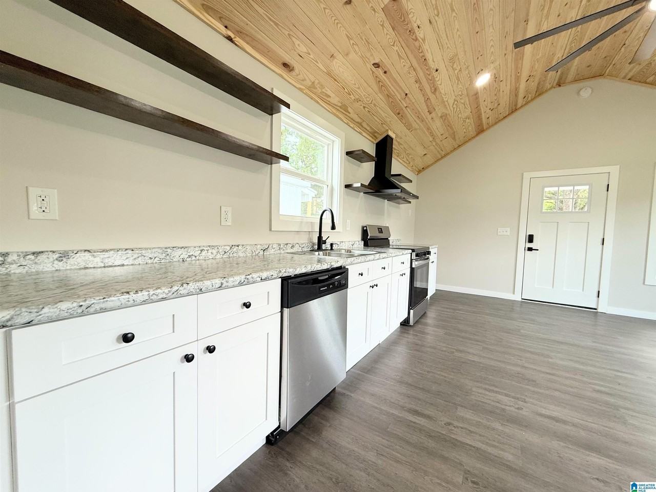 506 1st Ave W - Photo 5 of 10