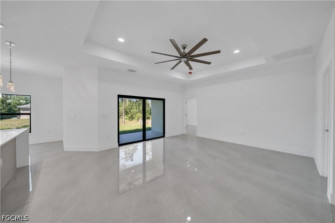 302 Palisades Ave - Photo 4 of 28