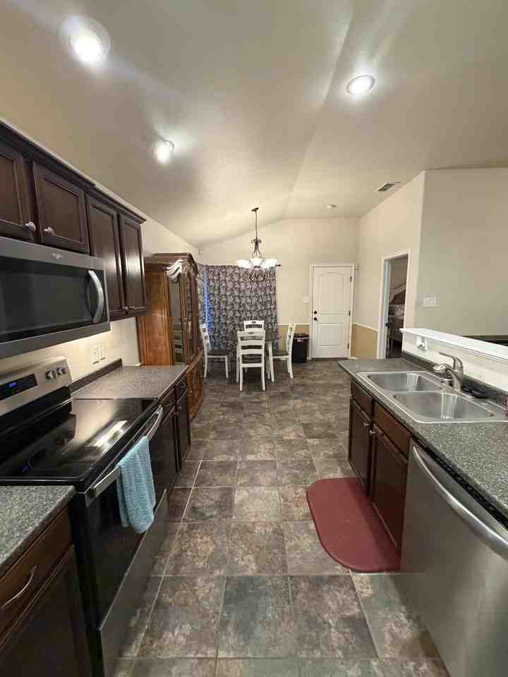 6907 94th St - Photo 4 of 13