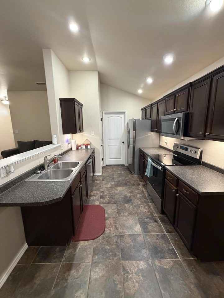 6907 94th St - Photo 5 of 13