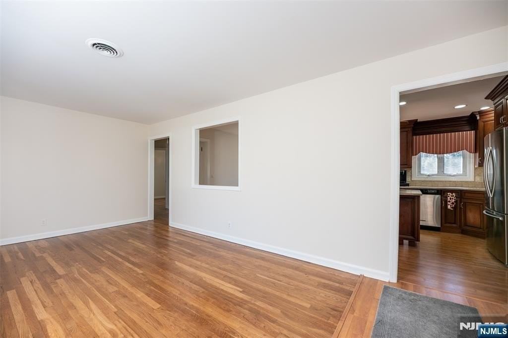 682 Sycamore St - Photo 4 of 27