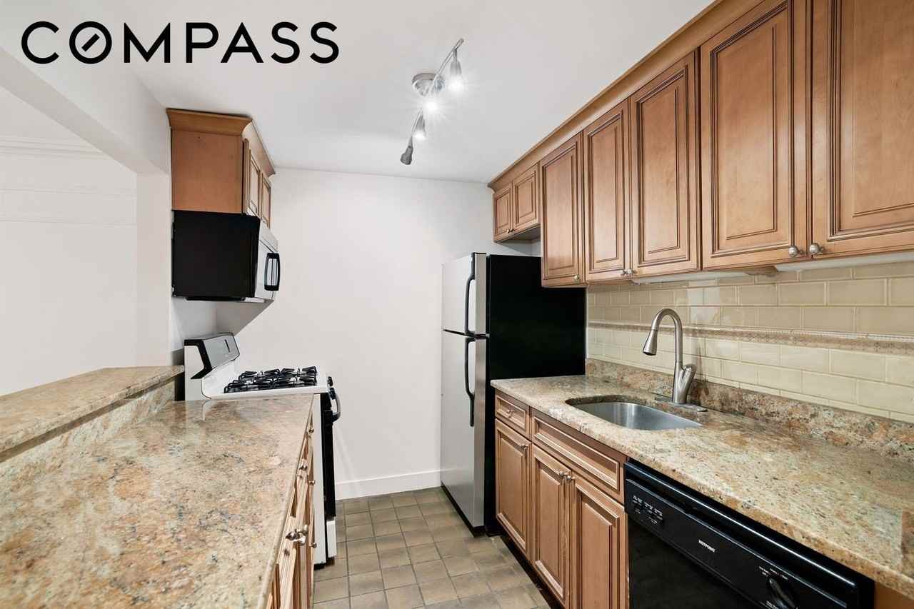608 Carlton Ave - Photo 2 of 6