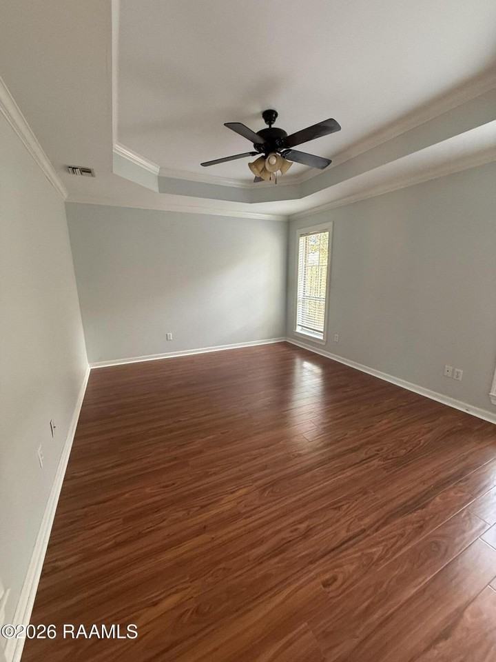 1007 Southlake Cir - Photo 3 of 10
