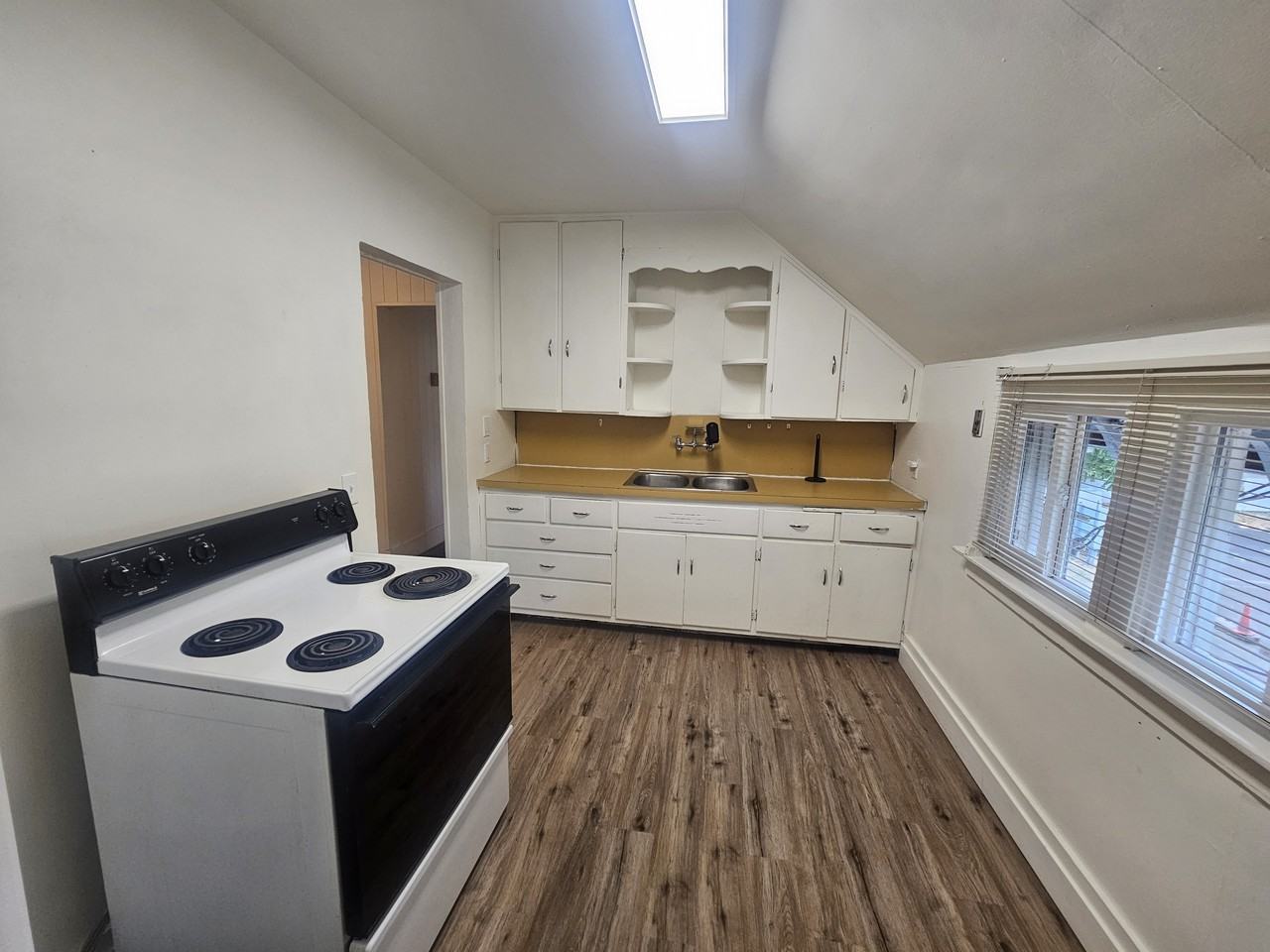 10 1/2 N Touchet St #10-1-2 - Photo 2 of 31